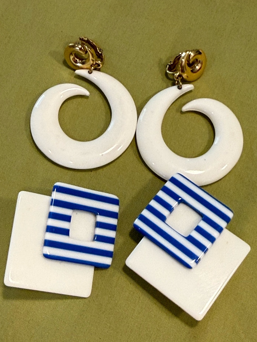 Mid Century vintage blue & white clip on artsy earring set of two